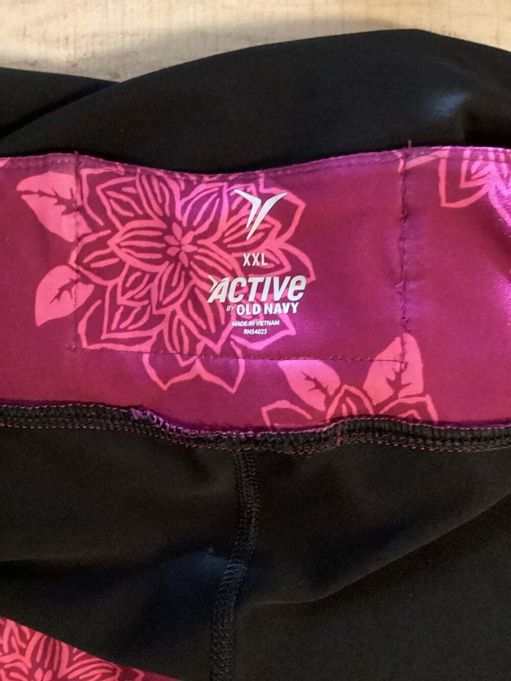 Old Navy Active Performance Workout Bike Shorts with Floral Waistband - Picture 4 of 4